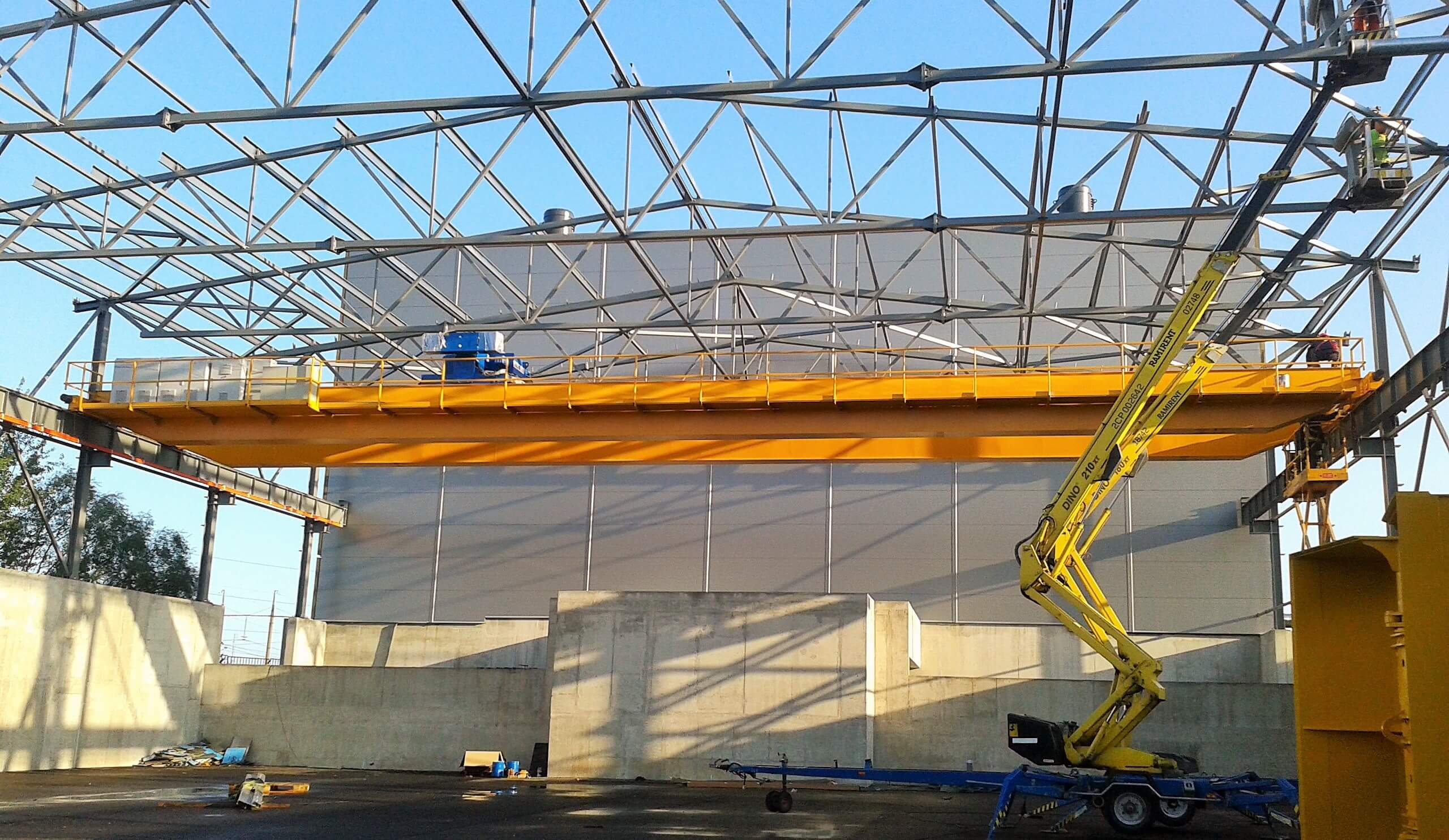 Double girder overhead crane with electrohydraulic grab instalation_Strele industrial